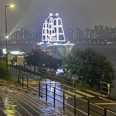 246 Tourist boat on Han river